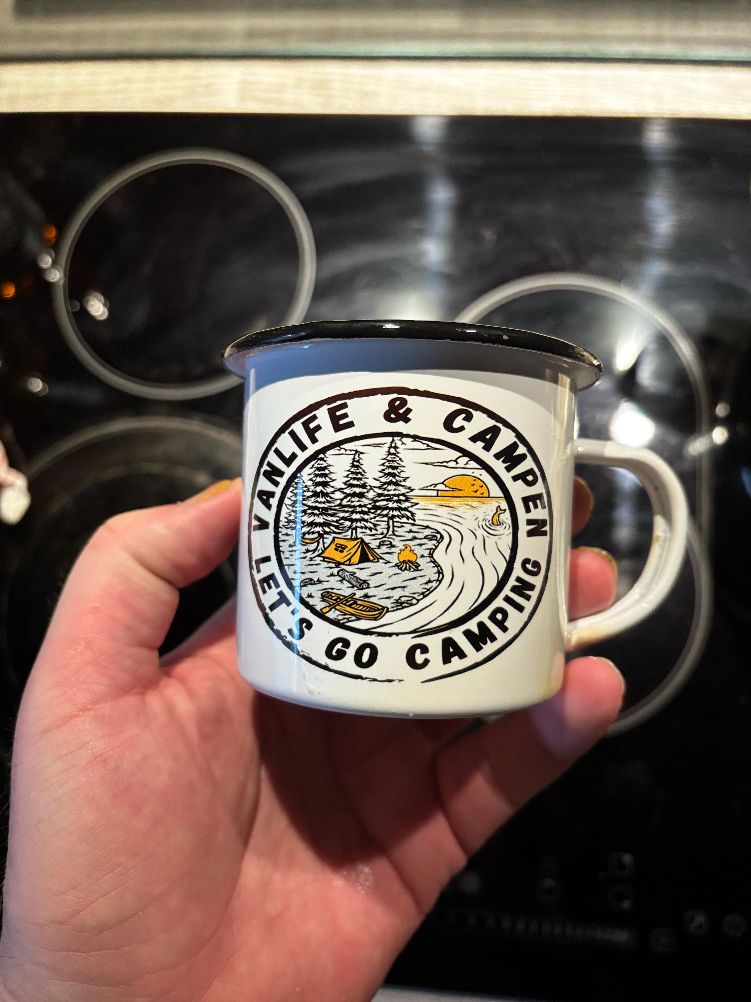 Emaille Tasse weiß mit farbigem Tassenrand
